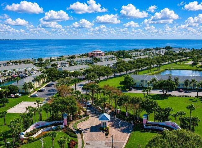 Building Photo - 3889 Pompano Dr SE