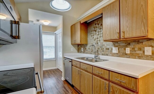 Building Photo - 3 Bedroom Home located Close To Carolina Beach