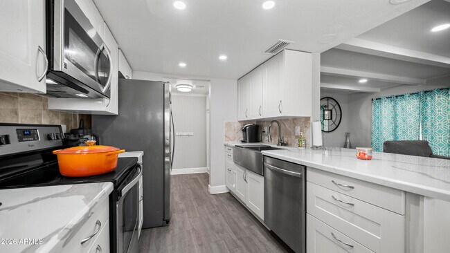 Building Photo - 648 E Tam O Shanter Dr