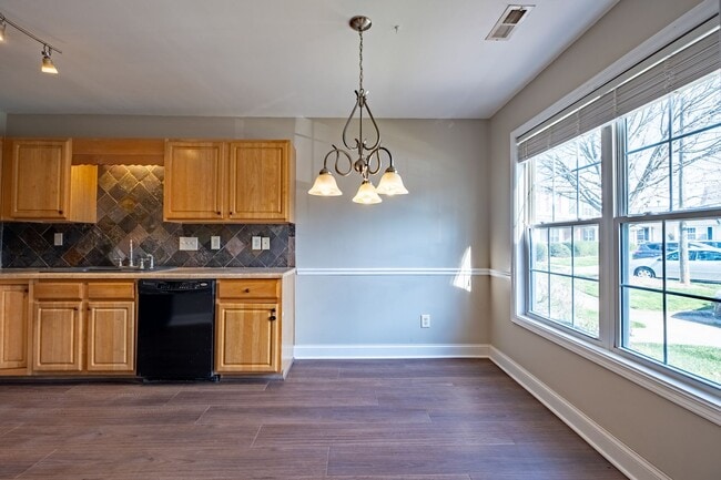 Building Photo - Private 2BR Townhome with Two En-Suite Bathrooms