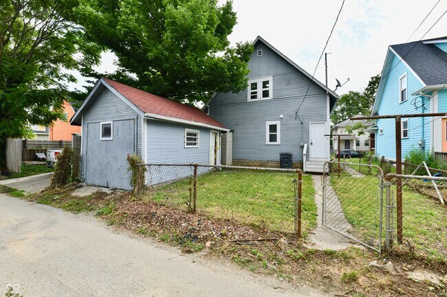 Building Photo - 852 N Rural St