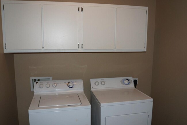 Building Photo - A must-see, amazing 4 Bed 3 Bath, 3 Car Garage, Single Family Home, Community Pool!