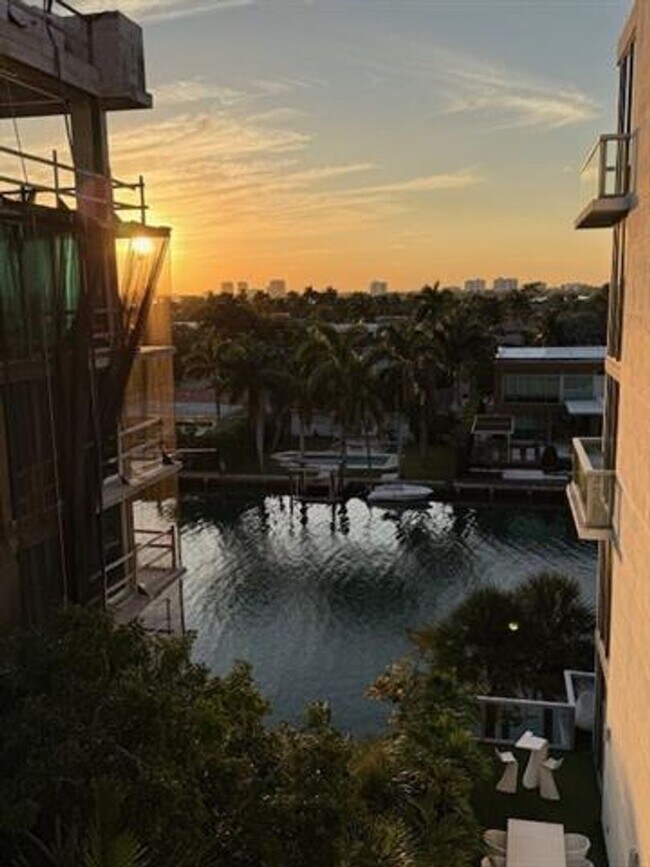 Building Photo - 9940 W Bay Harbor Dr