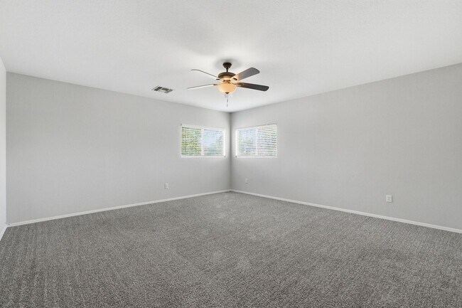 Building Photo - HUGE 6 Bedroom Home - Westgate and Freeways Nearby!