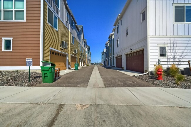 Building Photo - 3 Bedroom Townhome in Englewood