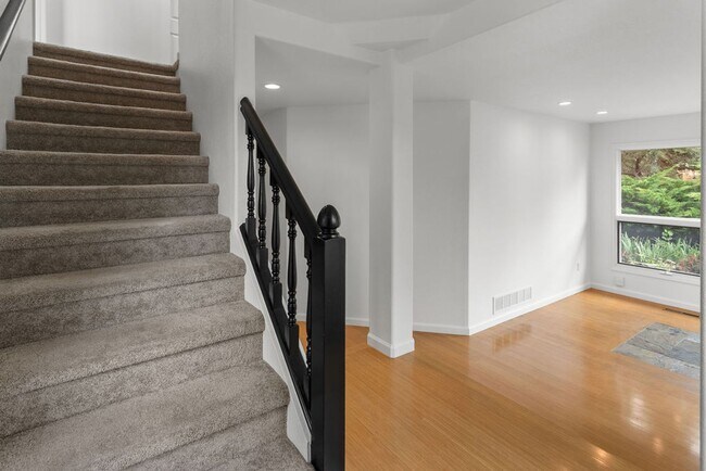 Building Photo - 4 Bedroom, 2.5 Bathroom in Lakeside Terrac...