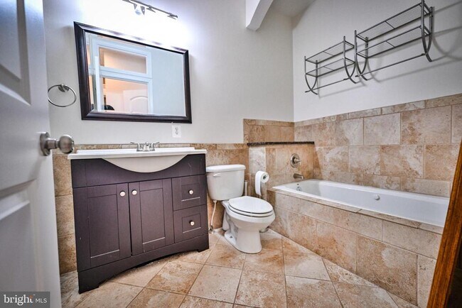 Building Photo - 263 S Ellwood Ave