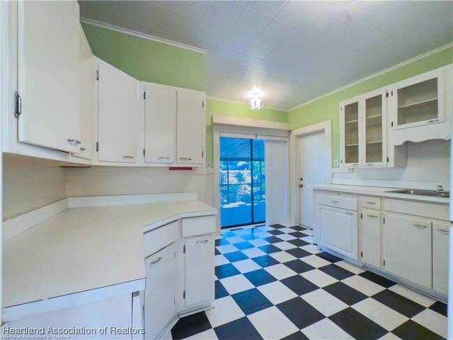 Building Photo - 2384 Lakeview Dr