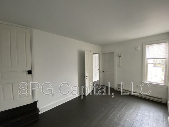 Building Photo - 648 W College Ave