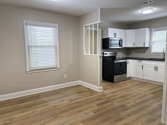 Building Photo - 3 Bedroom, 2 Bathroom House in Burlington!