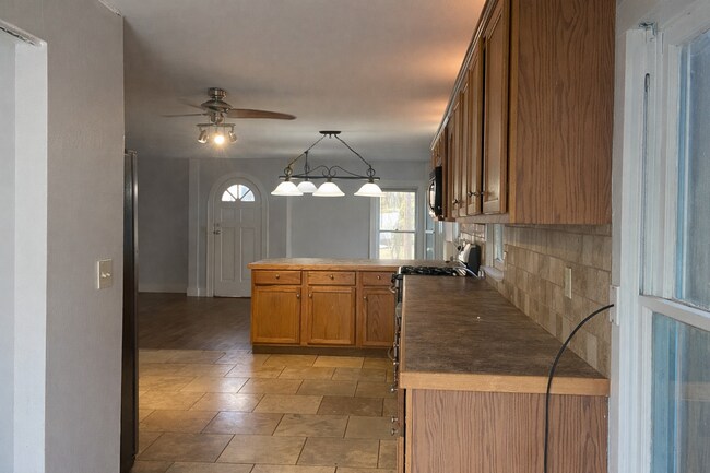 Building Photo - 832 S Bois D Arc Ave