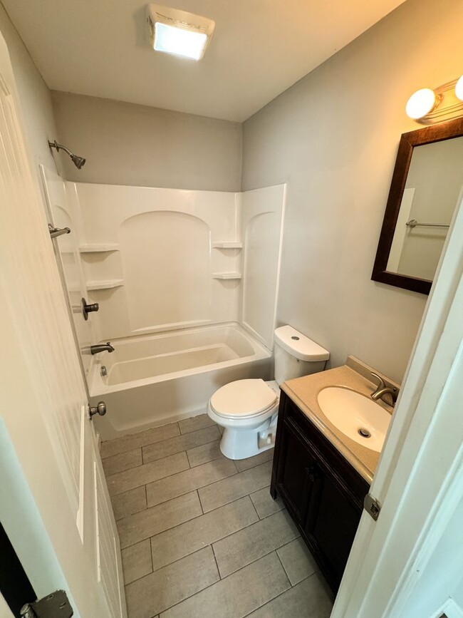 Building Photo - Modern Town Home on Beals Chapel