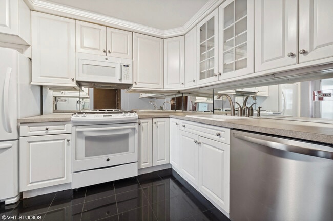 Building Photo - 850 N Dewitt Pl