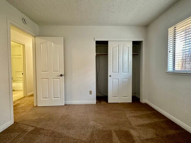 Building Photo - Charming 2 bedroom 2 bathroom home located in south Sacramento!