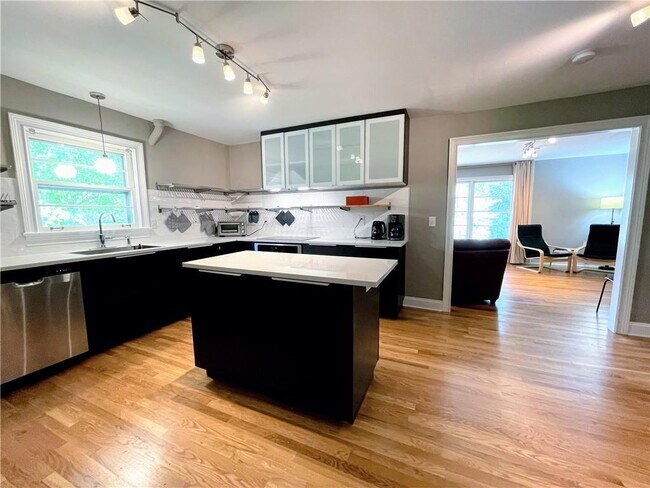 Building Photo - 1973 Desmond Dr