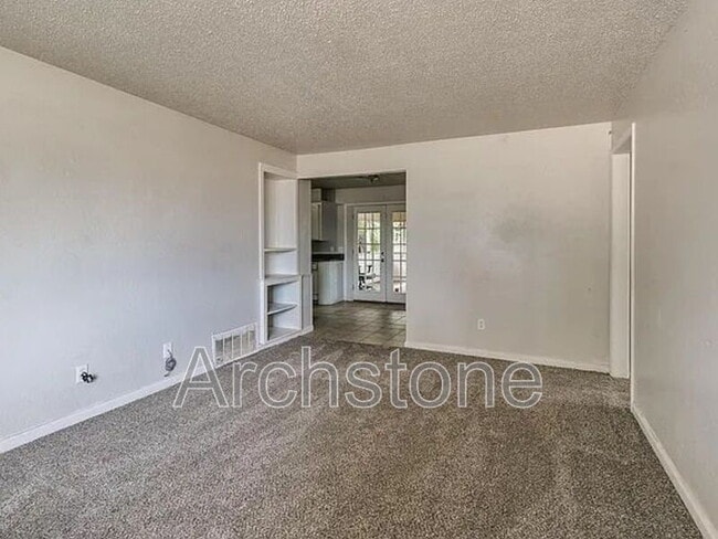 Building Photo - 3217 Overland Dr