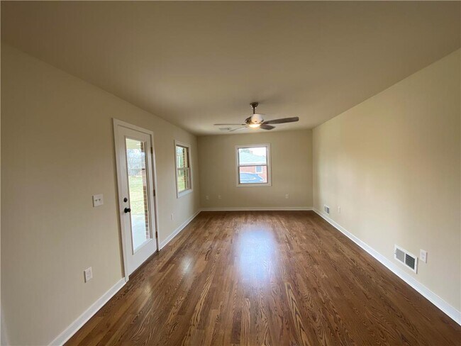 Building Photo - 124 Robert Dr