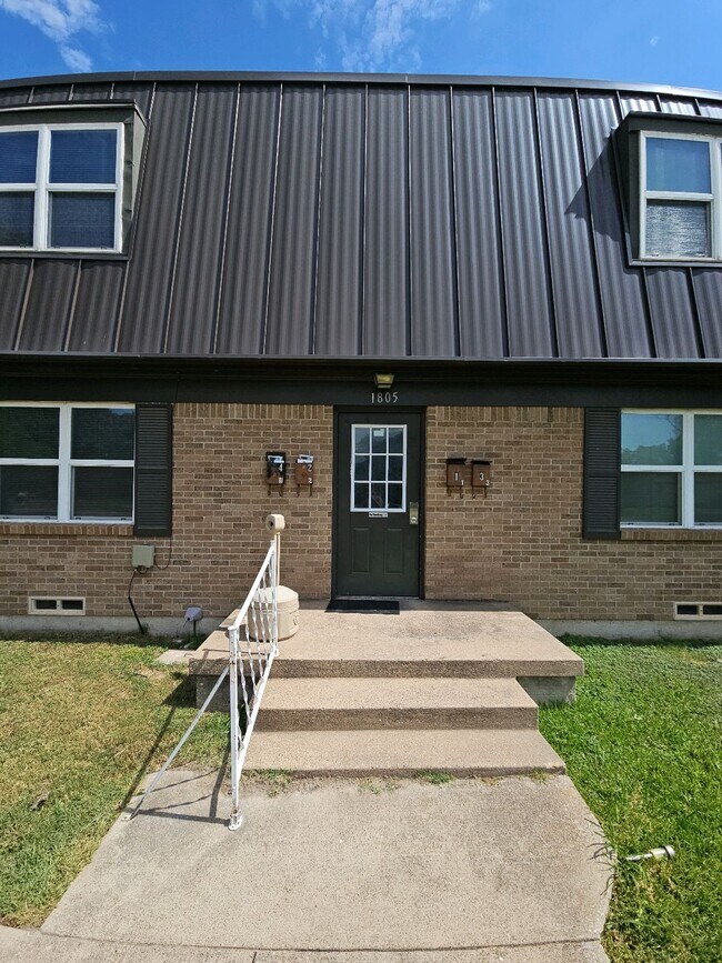 Building Photo - 1805 Randolph Dr