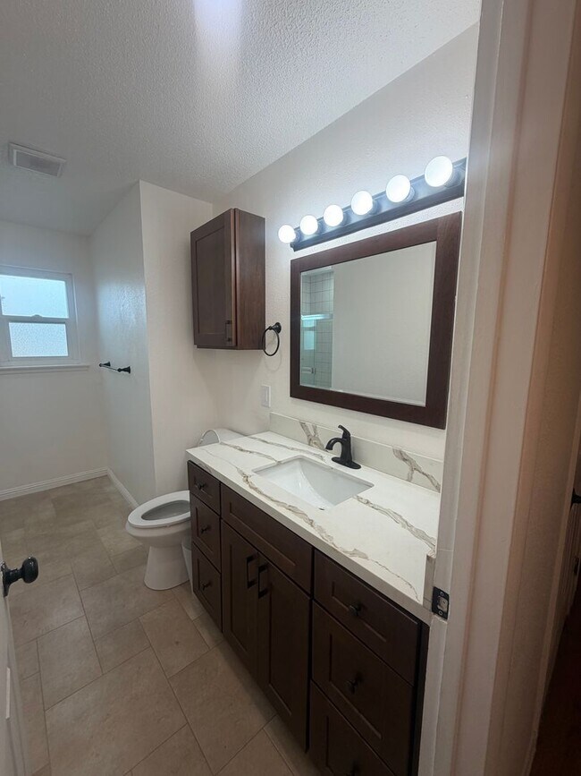 Building Photo - 3 bedroom 2 bathroom in North Hanford