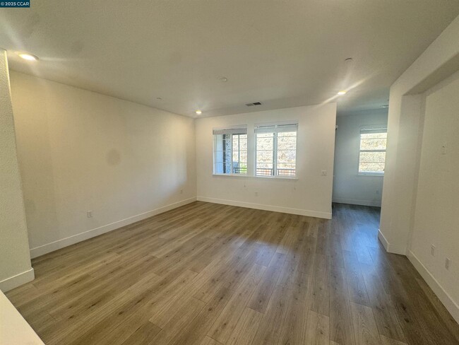 Building Photo - 725 Delve Ct