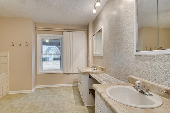 Building Photo - 4410 Goshen Lake Dr S