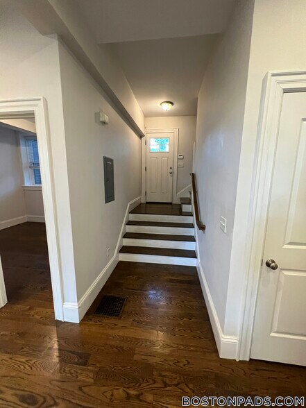 Building Photo - 2044 Beacon St