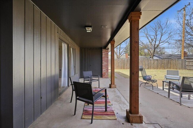 Building Photo - Charming one-of-a-kind 4 Bedroom Home