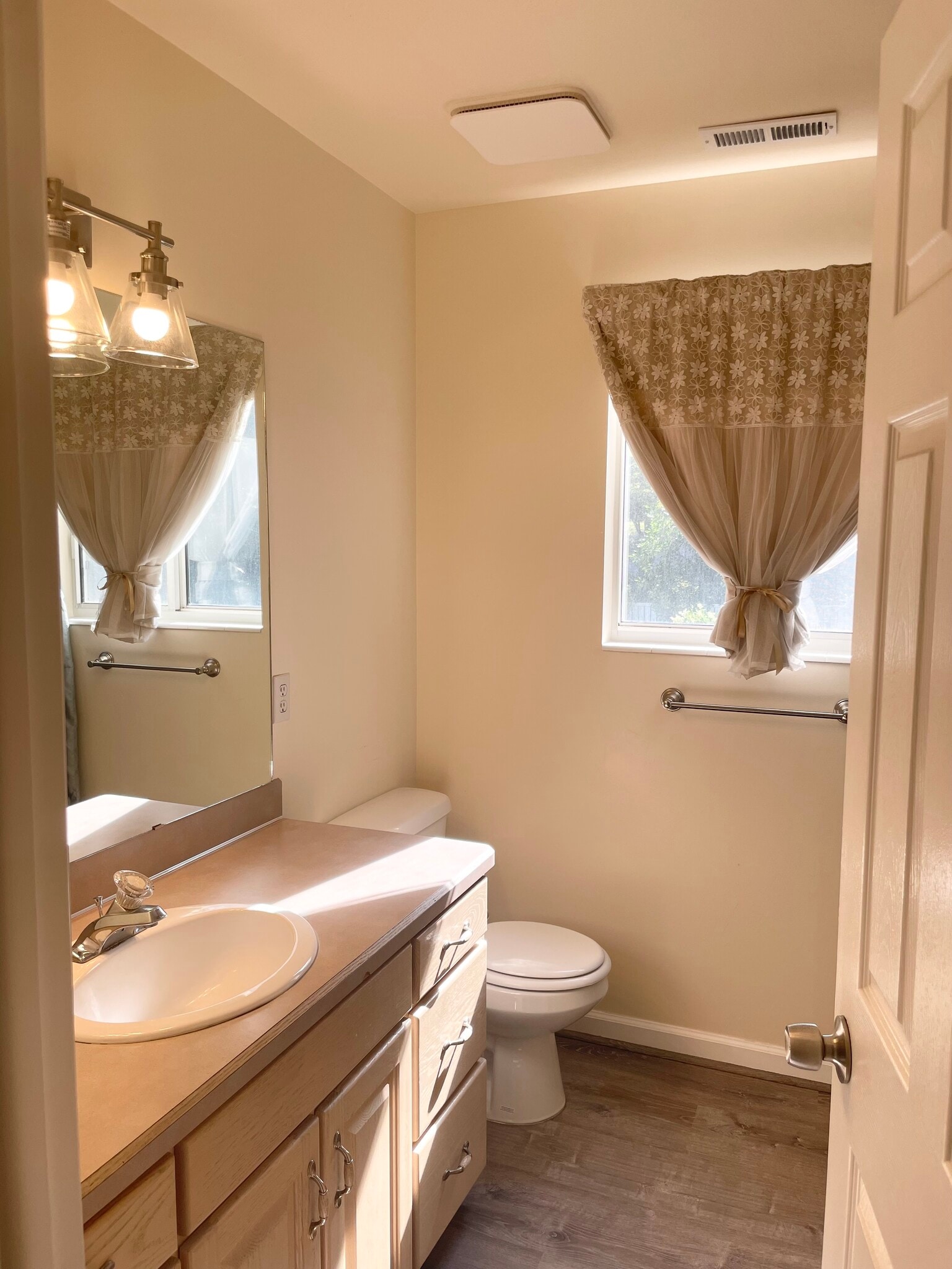 Full Bathroom - 562 Pheasant Way