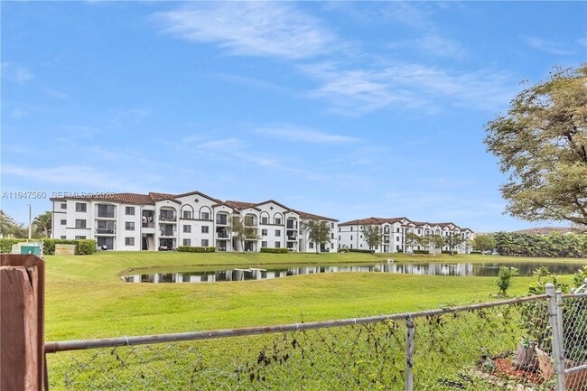 Building Photo - 9193 Fontainebleau Blvd