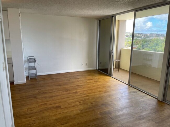 Building Photo - Studio w/ parking -Views of Diamond Head- Electricity Included