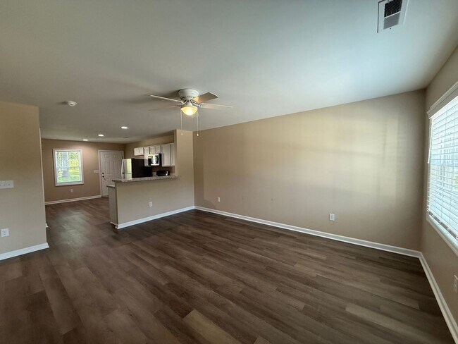 Building Photo - 2 bedroom 2 bath