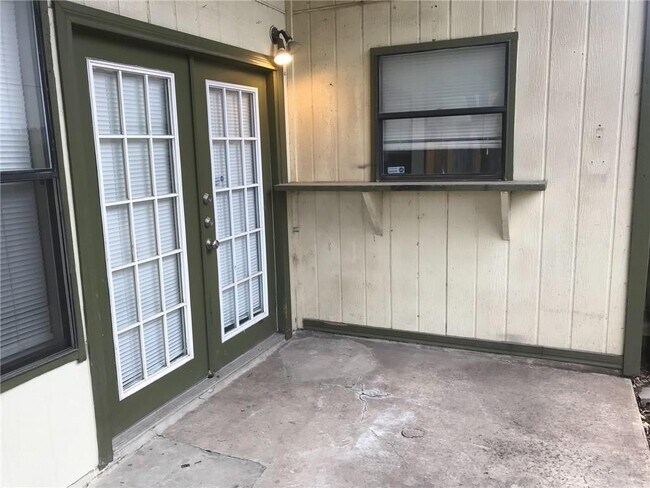Building Photo - 10511 Robinwood Cir