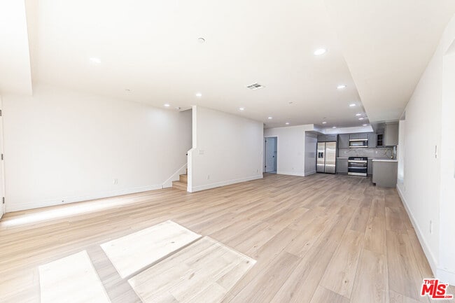 Building Photo - 5438 Romaine St