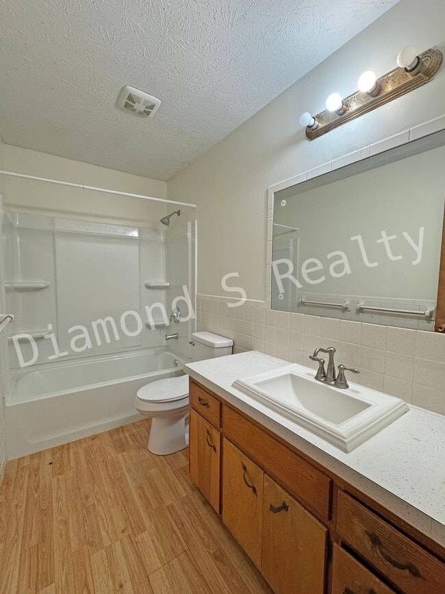 Building Photo - Great Location - 3 Bedroom/1 Bath Home for...