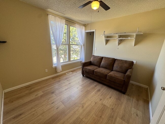 Building Photo - Charming 3-Bedroom Home with Bonus Living Space and Large Fenced Yard!!