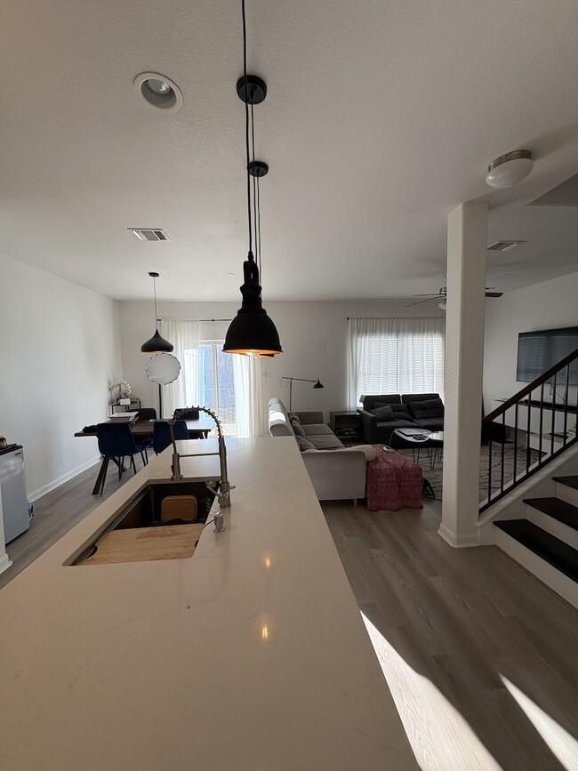 Building Photo - 1620 Bryant Dr