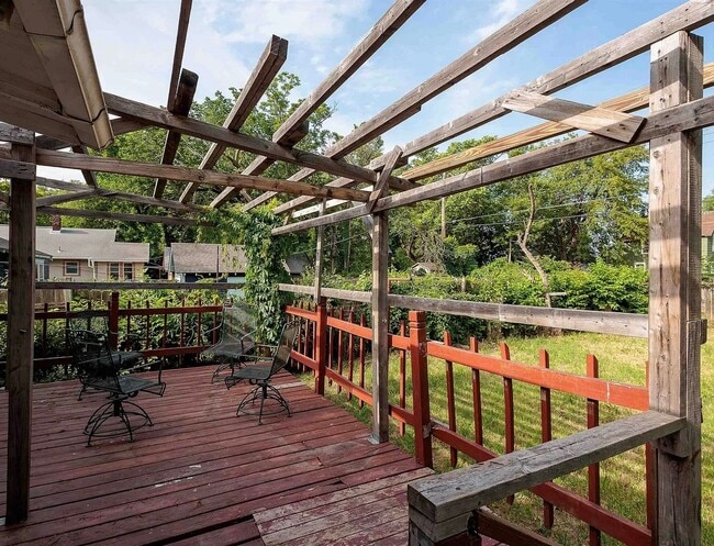 Building Photo - $895 - 2 bedroom / 1 bathroom - Single Fam...