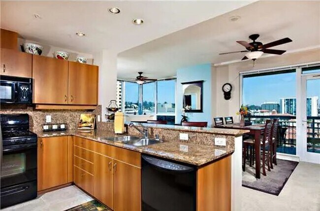 Building Photo - Gorgeous Condo with Amazing Views in La Vi...