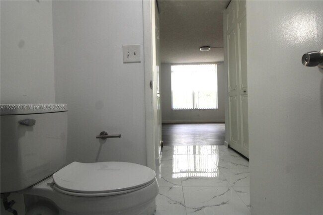 Building Photo - 3750 Inverrary Dr