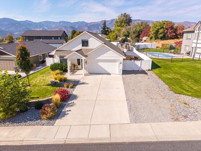 Building Photo - 3 Bedroom, 2 Bath Home