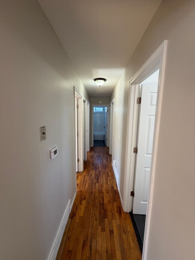 Building Photo - Remodeled 4BR/2BA Home in Lansing — Move in ready