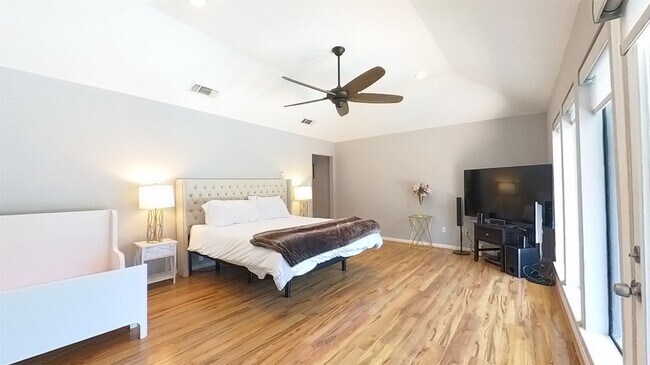 Building Photo - 3339 Country Club Blvd