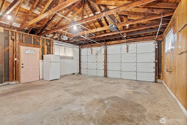 Building Photo - 501 N Oak St