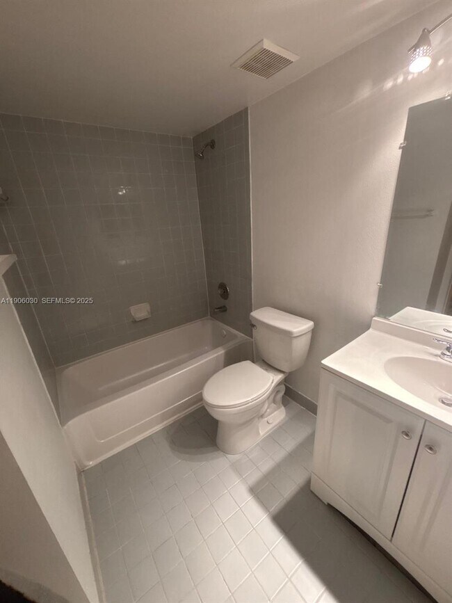 Building Photo - 2831 N Oakland Forest Dr