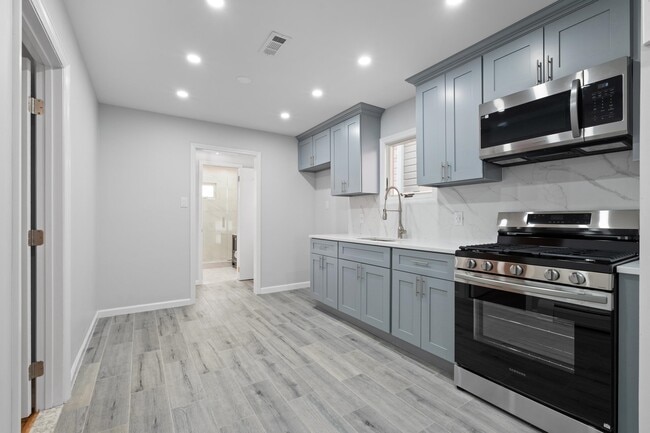 Building Photo - 144 W 30th St