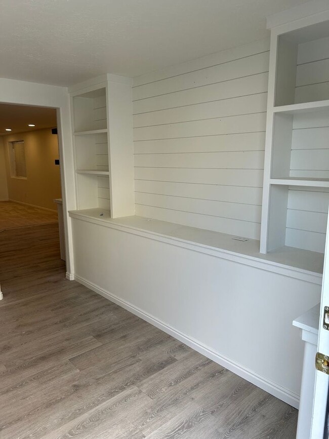 Building Photo - Don't miss out on this gorgeous and spacious basement apartment. It will go fast!!