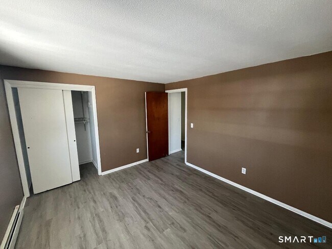 Building Photo - 633 Center St