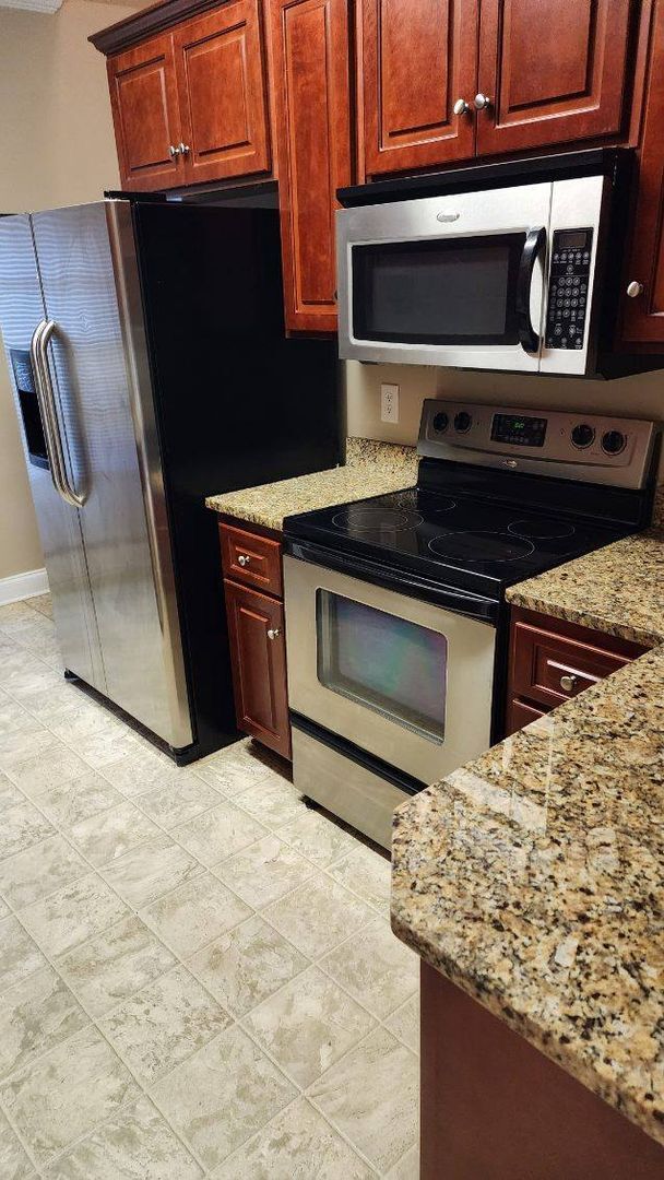 Building Photo - 3 Bedroom 2 Bath Townhome off Stevens Cree...