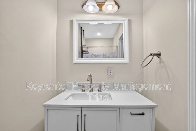 Building Photo - 5108 Lakeshore Ct