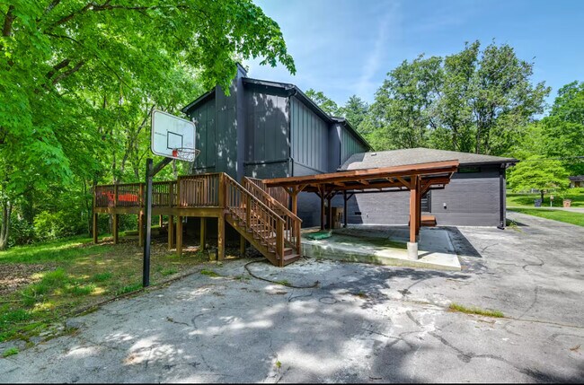 Building Photo - 930 Downey Dr